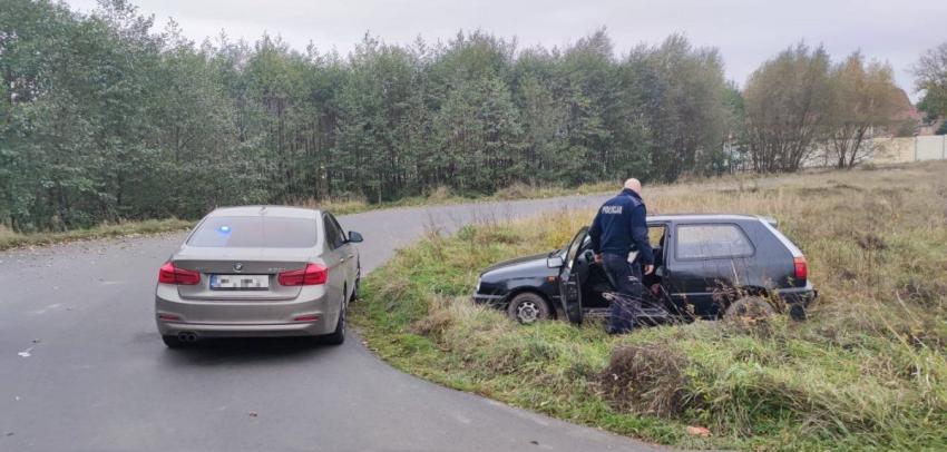 Nieoznakowany pojazd policji wraz z zatrzymanym do kontroli pojazdem marki Volkswagen / fot. KPP Zgorzelec