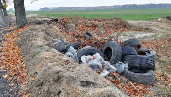 Nieopodal zrekultywowanego wysypiska w Stojanówku w gm. Pieńsk, ktoś znów urządza śmietnisko