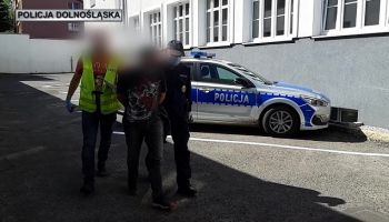 Mężczyzna podejrzany o kradzież pojazdu doprowadzany do jednostki policji / fot. KPP Lubań