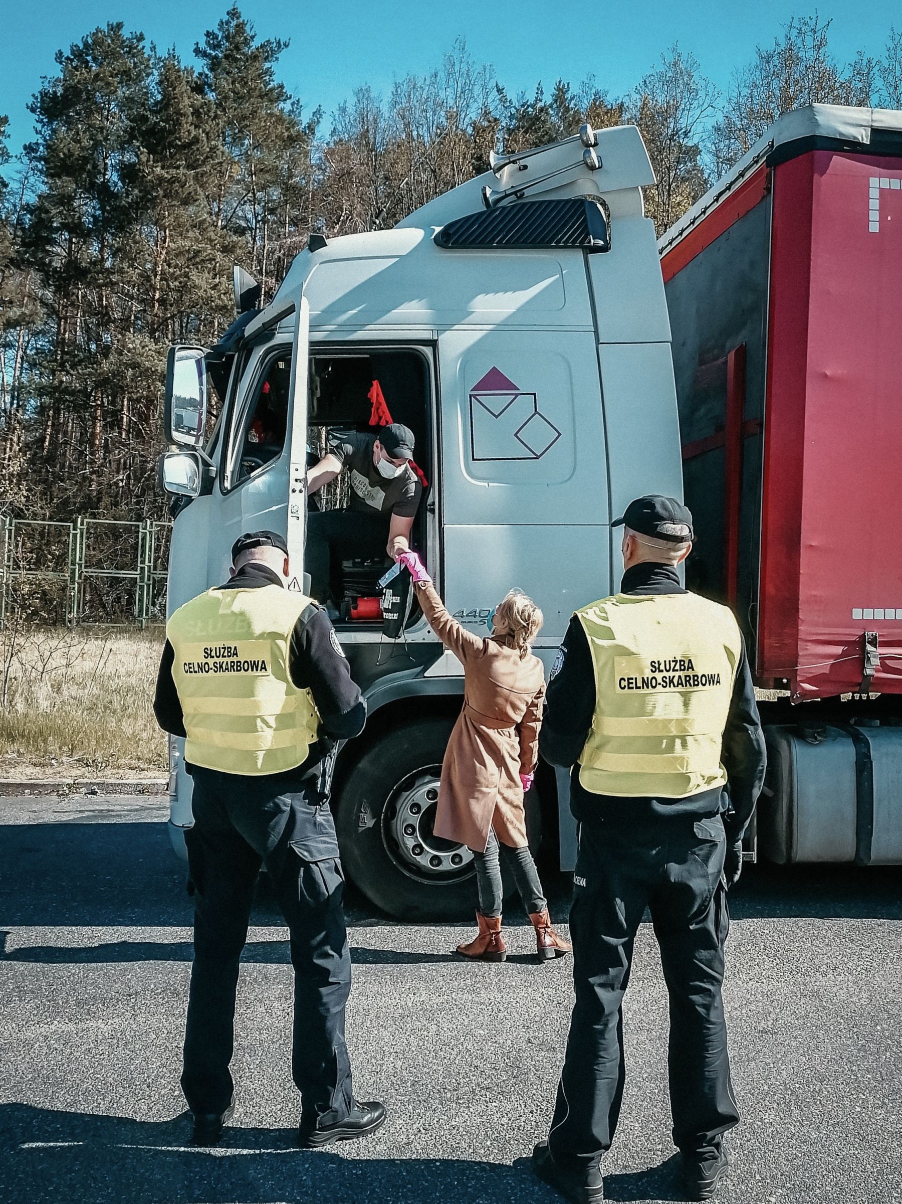 Akcja rozdawania pakietów pomocowych dla kierowców zawodowych w Świecku / fot. M. Gorynia