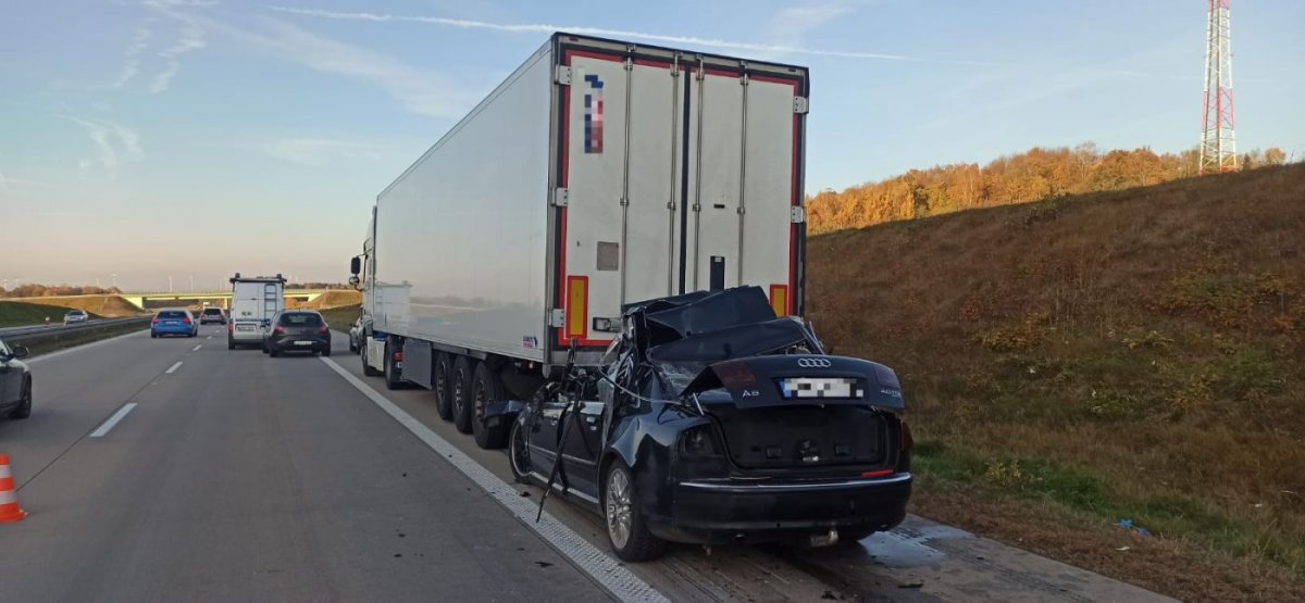 Audi, które uderzyło w tył ciężarówki / fot. KPP Zgorzelec