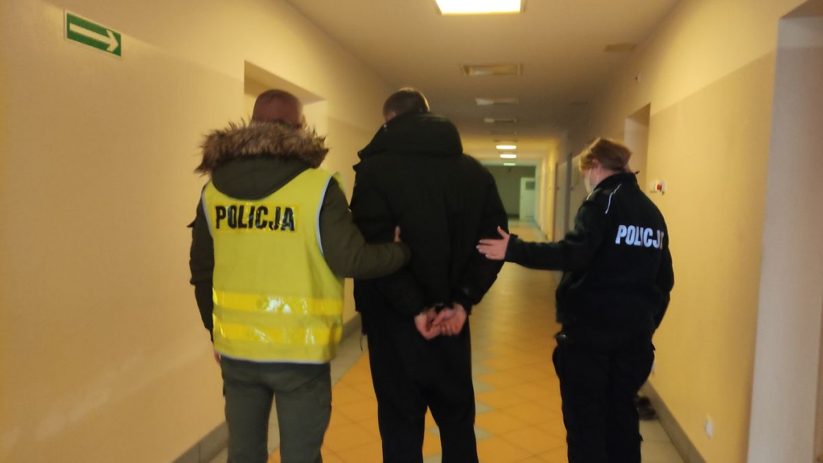 Policjanci prowadzący podejrzanego o kradzież rozbójniczą / fot. KPP Zgorzelec