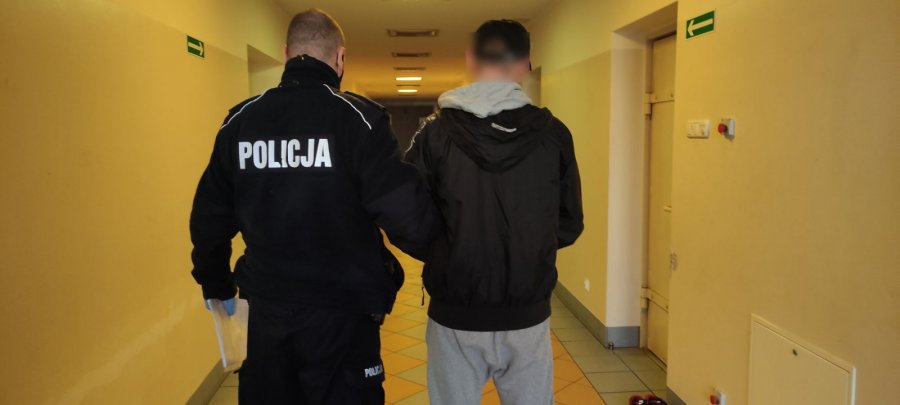 Poszukiwany mężczyzna w asyście policjantów / fot. KPP Zgorzelec